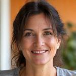 Portrait von Fatima, einer warmherzigen und strahlenden Frau.